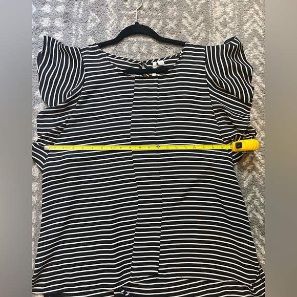 Black and White Striped Women's Top size XL (D-126) - Picture 9 of 10